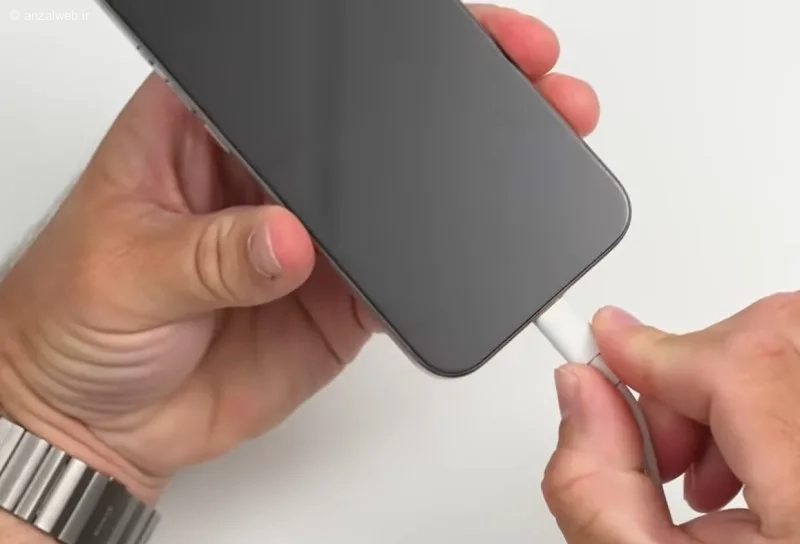 اتصال آیفون با کابل به کامپیوتر برای دانگرید iOS 18 به 17