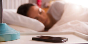 بررسی مضرات گذاشتن گوشی موبایل کنار یا بالای سر هنگام خواب