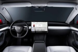 زیرنظر گرفتن رانندگان Tesla با دوربین داخل کابین