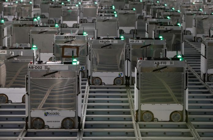 ربات‌های Ocado انقلابی در سیستم توزیع بقالی آنلاین | کالاسودا