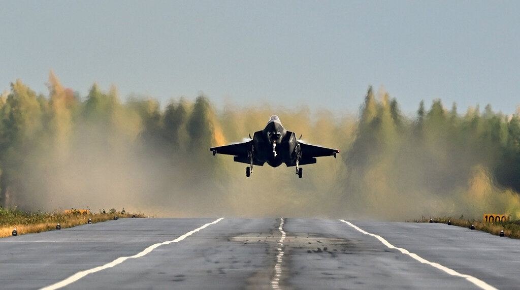 فرود موفق جنگنده F35 در بزرگراه