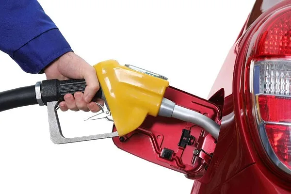 آیا بنزین رنگ ماشین را خراب میکند؟
