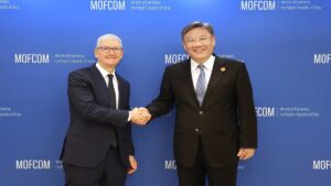 مذاکره تیم کوک با وزیر بازرگانی چین برای لغو ممنوعیت استفاده از آیفون