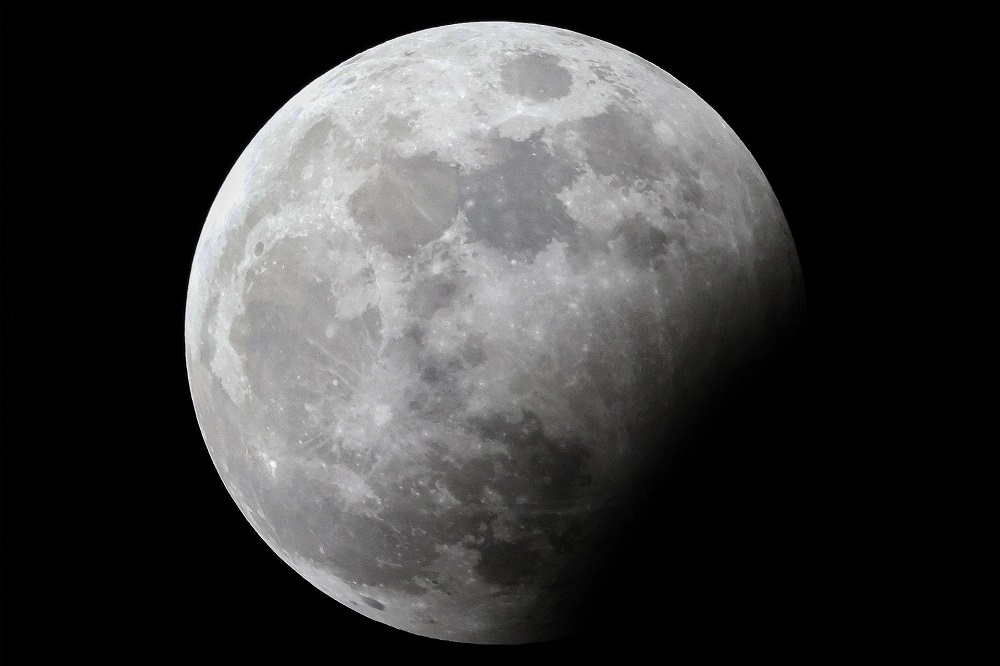 تصویری از ماه شکارچی (Hunter's Moon) در خلال ماه گرفتگی جزئی بر فراز کویت (تصویر از  YASSER AL-ZAYYAT / AFP)