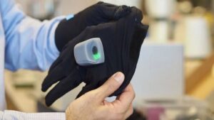تولید دستکش هوشمند برای افراد مبتلا به سکته توسط دانشمندان ایرانی