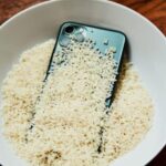 خشک کردن آیفون خیس با برنج اشتباه است / راه حل اپل را بخوانید