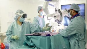 اولین عمل جراحی ستون فقرات با ویژن پرو اپل انجام شد