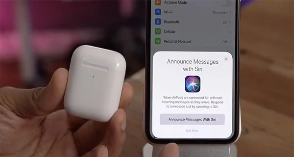 تصویری از یک شخص که در حال استفاده از AirPods برای برقراری تماس با سیری در آیفون 14 است.