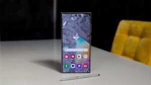 سامسونگ برای کاهش هزینه‌ها از پنل OLED در سری گلکسی S25 استفاده نمی‌کند