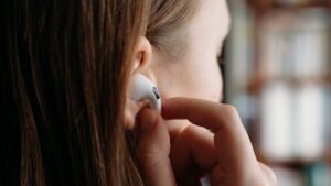 آیفون در iOS 19 ممکن است ویژگی ترجمه زنده را برای ایرپادها اضافه کند